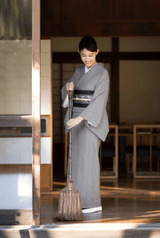 【期限特典/1点限定】大人のおしゃれ心をくすぐるニュアンス色のコットン着物/木綿 縞ニュアンスグレイ ※ミシン手縫い併用 マイサイズ仕立て - 木下着物研究所