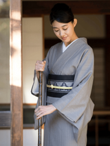【期限特典/1点限定】大人のおしゃれ心をくすぐるニュアンス色のコットン着物/木綿 縞ニュアンスグレイ ※ミシン手縫い併用 マイサイズ仕立て - 木下着物研究所