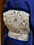 【期限特典/受注】名古屋帯ペルシャ草花紋　白地にロイヤルブルー博多織八寸名古屋帯[紅衣オリジナル]