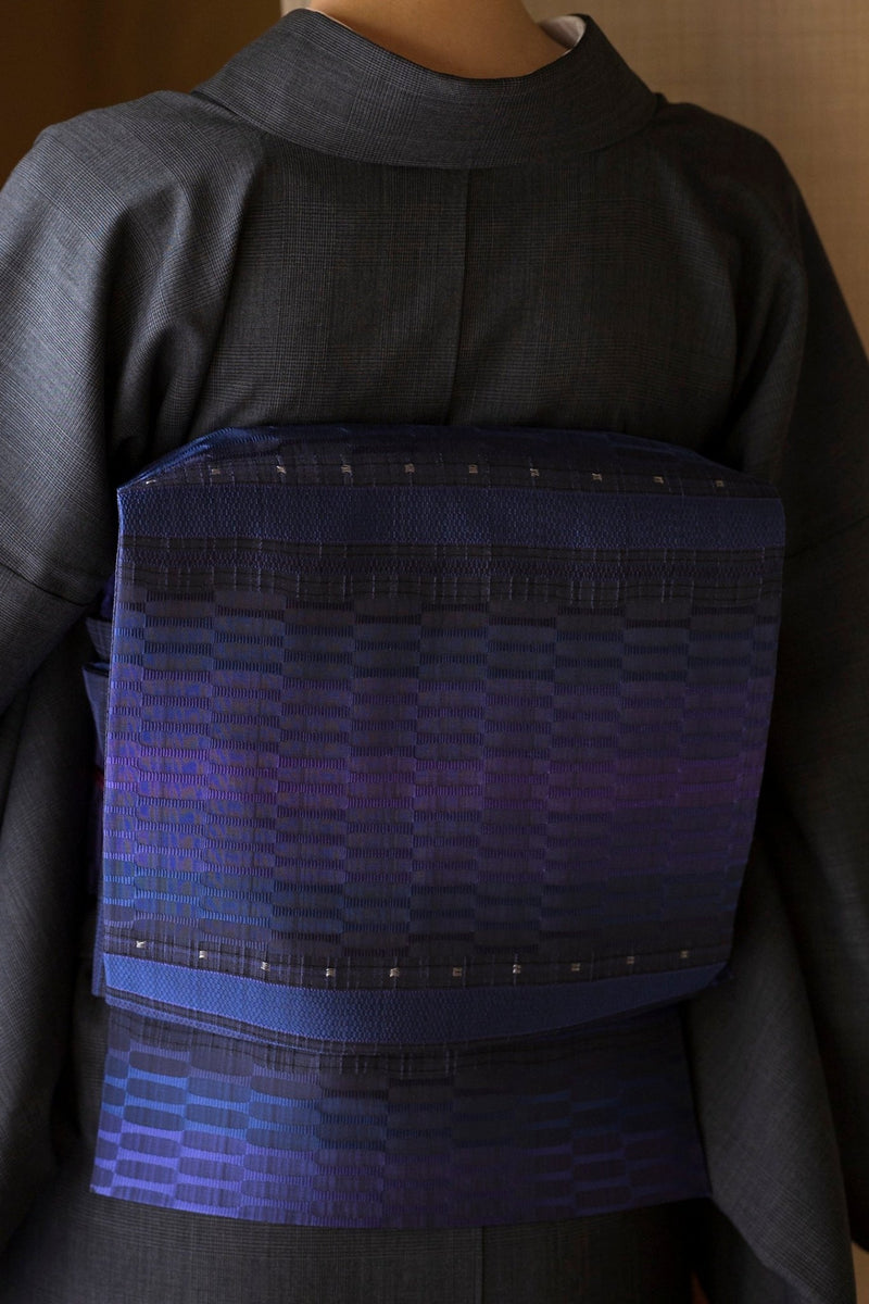 【新色/期限特典】見目麗しき帯！クールバージョン！博多織 九寸名古屋帯 紅間道 紺地濃淡に桔梗紫 - 木下着物研究所