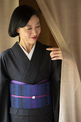 【新色/期限特典】見目麗しき帯！クールバージョン！博多織 九寸名古屋帯 紅間道 紺地濃淡に桔梗紫 - 木下着物研究所