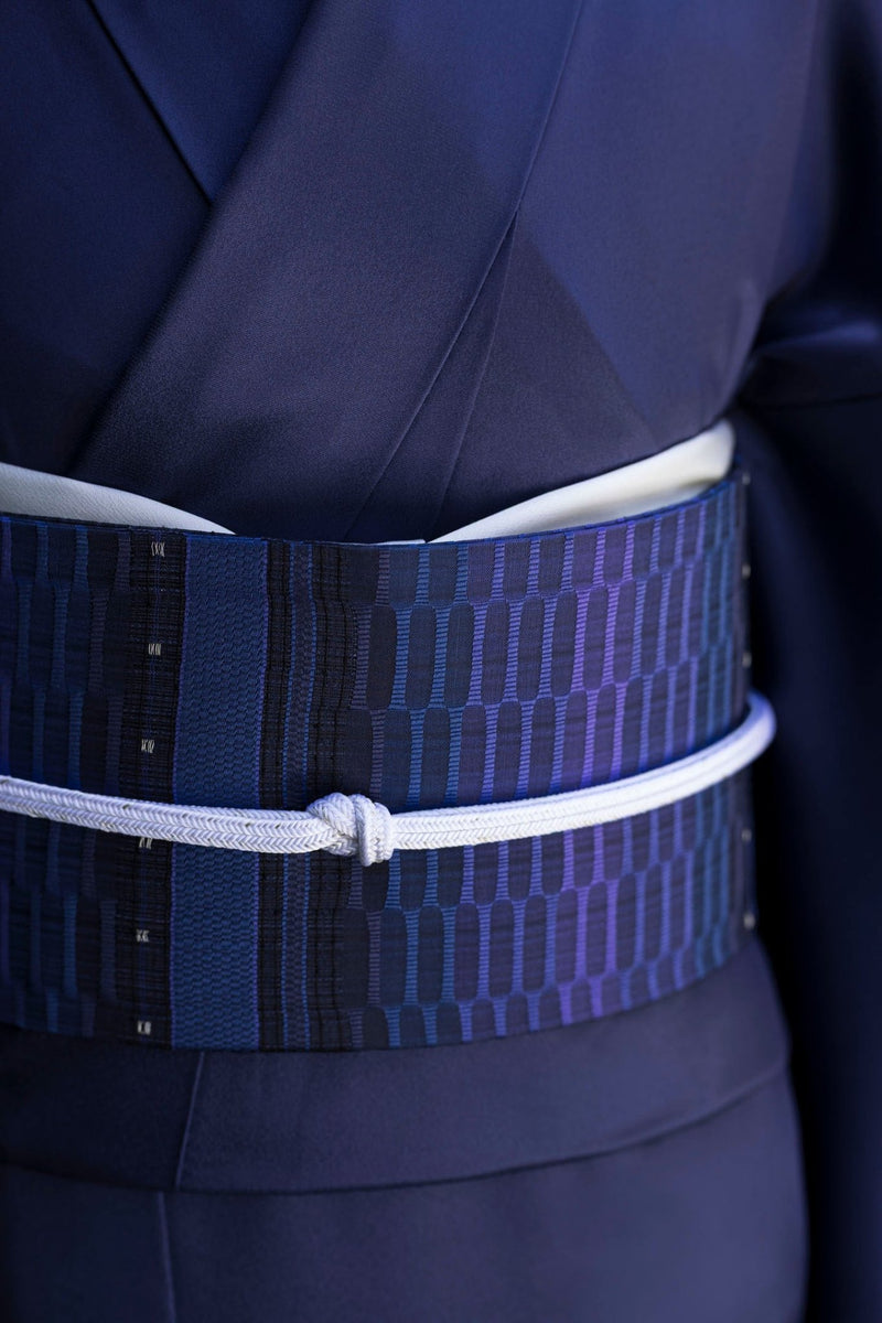 【新色/期限特典】見目麗しき帯！クールバージョン！博多織 九寸名古屋帯 紅間道 紺地濃淡に桔梗紫 - 木下着物研究所