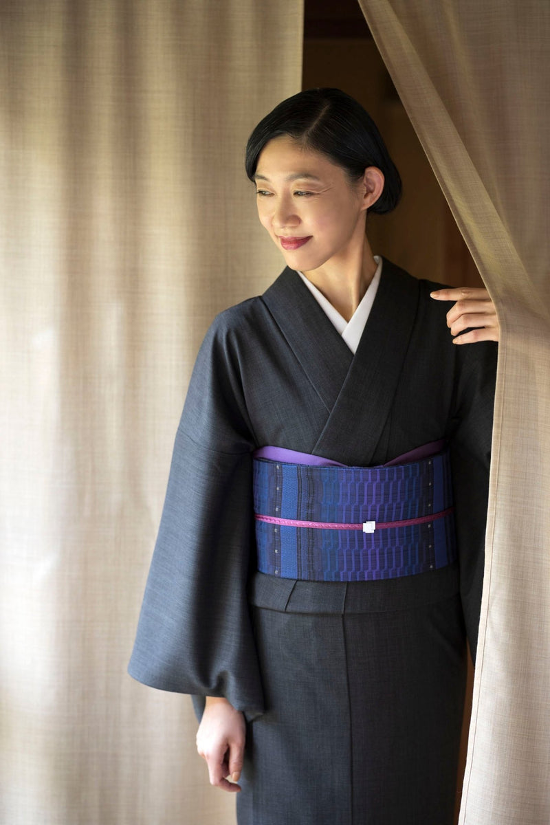 【新色/期限特典】見目麗しき帯！クールバージョン！博多織 九寸名古屋帯 紅間道 紺地濃淡に桔梗紫 - 木下着物研究所