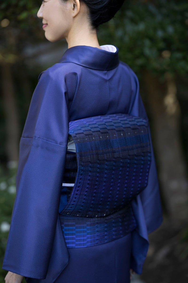 【新色/期限特典】見目麗しき帯！クールバージョン！博多織 九寸名古屋帯 紅間道 紺地濃淡に桔梗紫 - 木下着物研究所