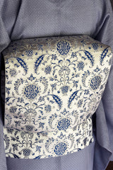 【新色発売記念/期限特典】 博多織八寸名古屋帯 ペルシャ草花紋　白地にロイヤルブルー[紅衣オリジナル] - 木下着物研究所