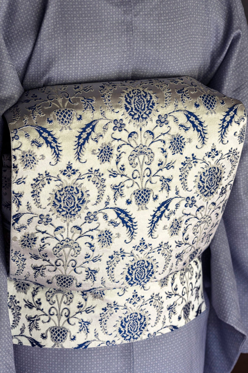 【新色発売記念/期限特典】 博多織八寸名古屋帯 ペルシャ草花紋　白地にロイヤルブルー[紅衣オリジナル] - 木下着物研究所