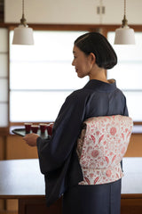 【新色/期限特典】 博多織八寸名古屋帯 ペルシャ草花紋　薄鼠地に深紅　[紅衣オリジナル] - 木下着物研究所