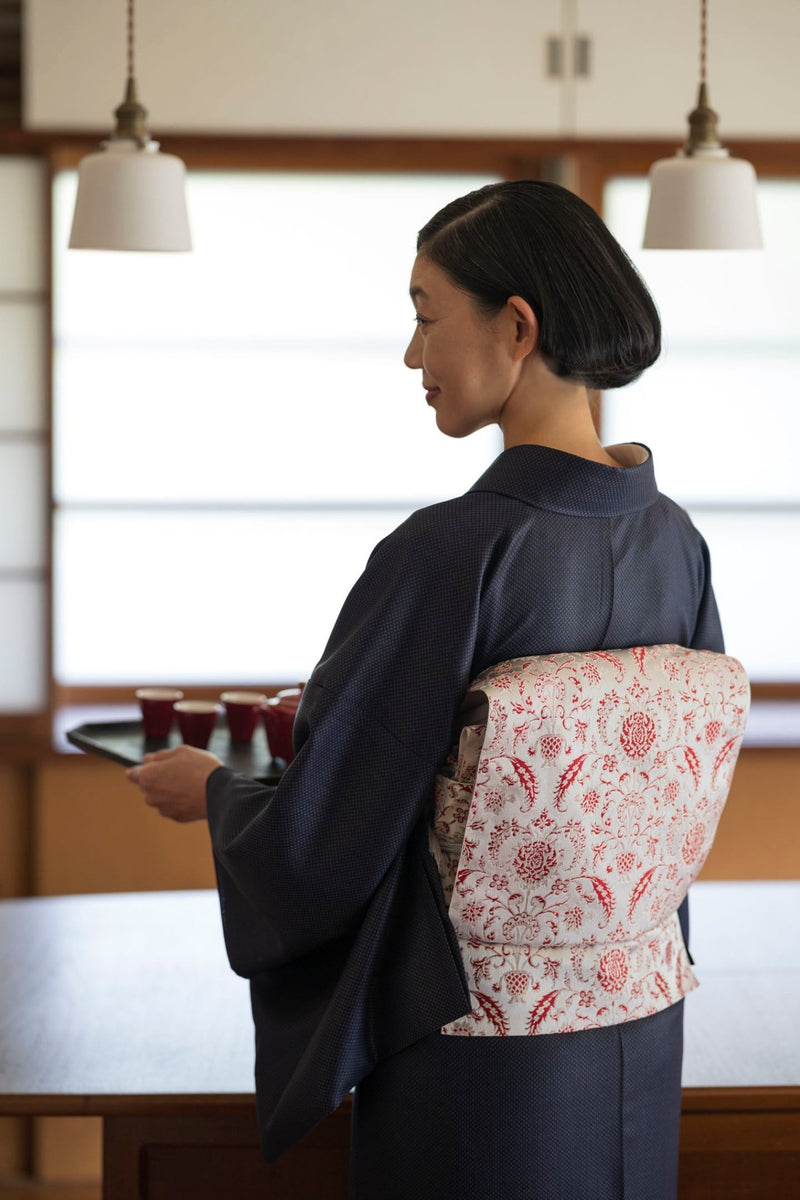 【新色/期限特典】 博多織八寸名古屋帯 ペルシャ草花紋　薄鼠地に深紅　[紅衣オリジナル] - 木下着物研究所