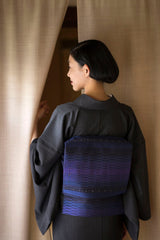【新色/期限特典】見目麗しき帯！クールバージョン！博多織 九寸名古屋帯 紅間道 紺地濃淡に桔梗紫 - 木下着物研究所