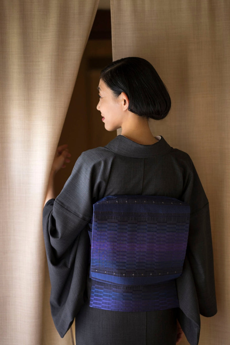 【新色/期限特典】見目麗しき帯！クールバージョン！博多織 九寸名古屋帯 紅間道 紺地濃淡に桔梗紫 - 木下着物研究所