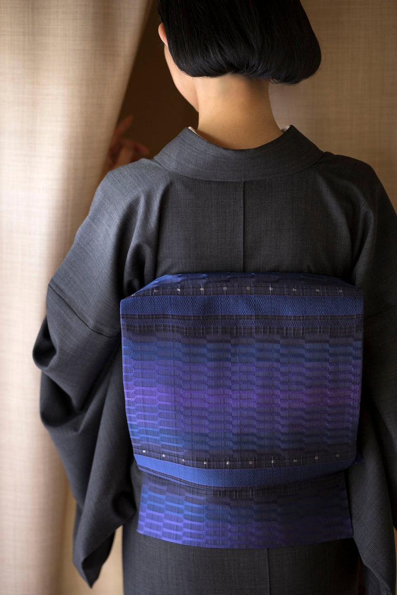 【新色/期限特典】見目麗しき帯！クールバージョン！博多織 九寸名古屋帯 紅間道 紺地濃淡に桔梗紫 - 木下着物研究所