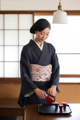 【新色/期限特典】 博多織八寸名古屋帯 ペルシャ草花紋　薄鼠地に深紅　[紅衣オリジナル] - 木下着物研究所