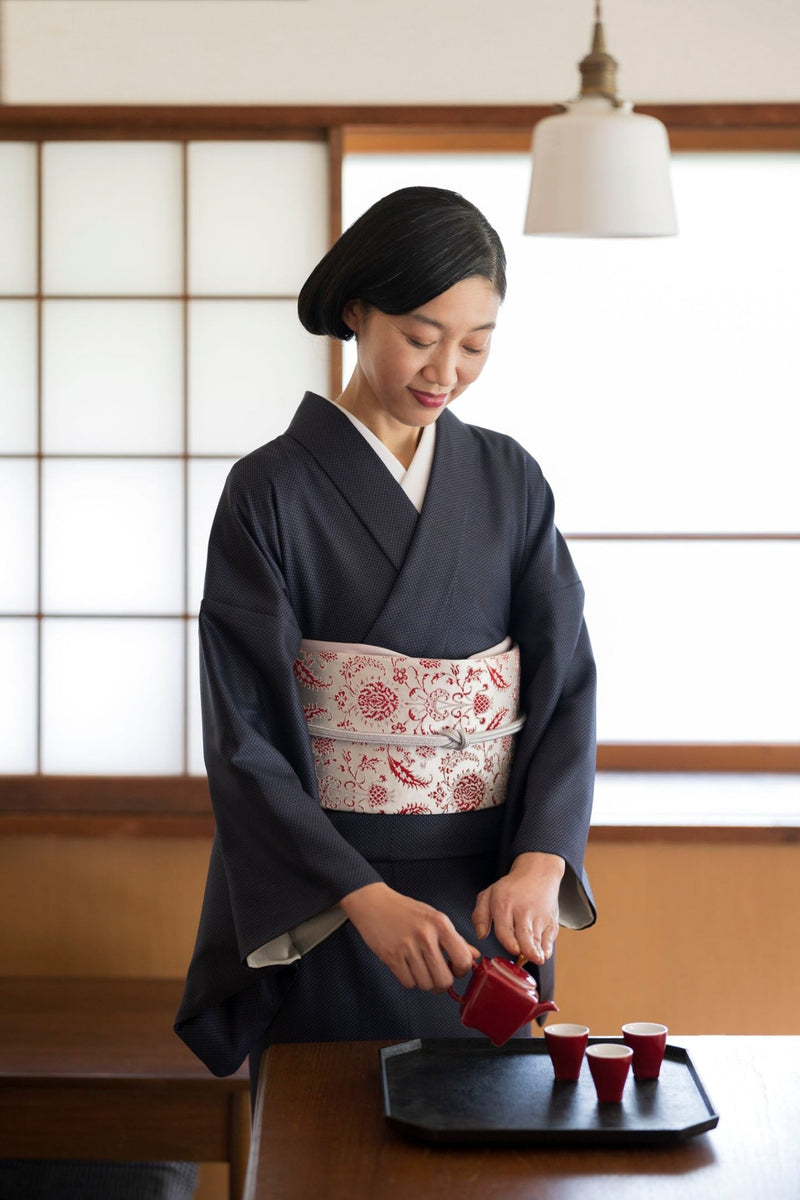 【新色/期限特典】 博多織八寸名古屋帯 ペルシャ草花紋　薄鼠地に深紅　[紅衣オリジナル] - 木下着物研究所