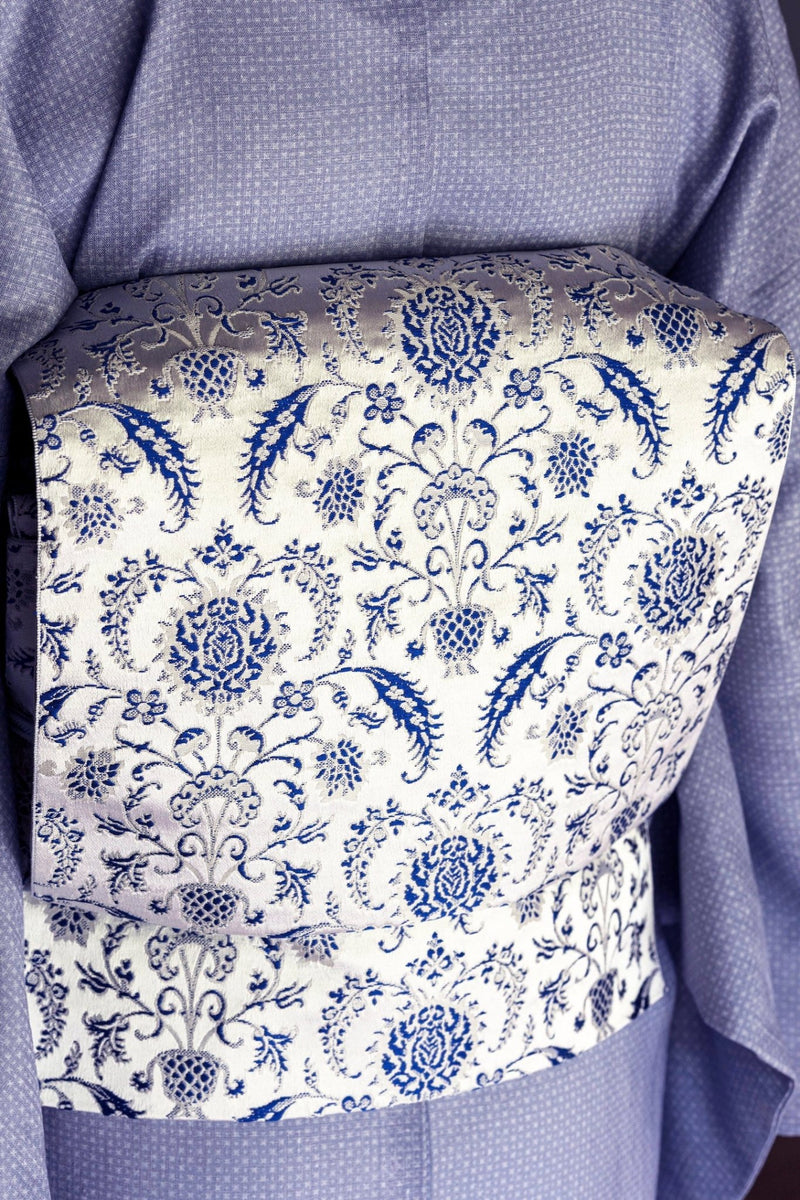 【新色発売記念/期限特典】 博多織八寸名古屋帯 ペルシャ草花紋　白地にロイヤルブルー[紅衣オリジナル] - 木下着物研究所