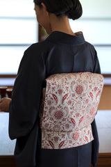 【新色/期限特典】 博多織八寸名古屋帯 ペルシャ草花紋　薄鼠地に深紅　[紅衣オリジナル] - 木下着物研究所