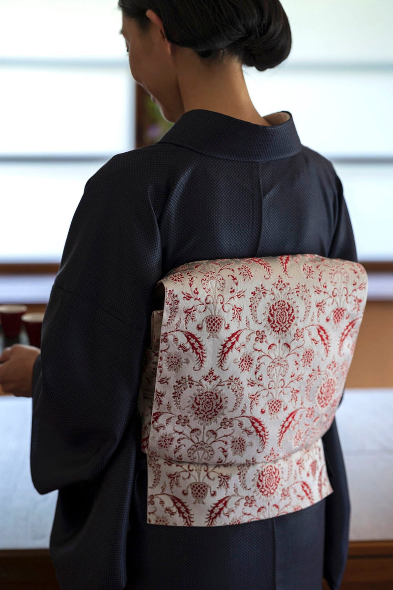 【新色/期限特典】 博多織八寸名古屋帯 ペルシャ草花紋　薄鼠地に深紅　[紅衣オリジナル] - 木下着物研究所