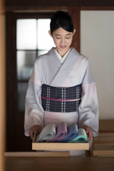 【期限特典/受注】究極の名古屋帯！通年幅広く使える四季間道 〈漆黒〉 博多織八寸名古屋帯 [紅衣オリジナル] - 木下着物研究所