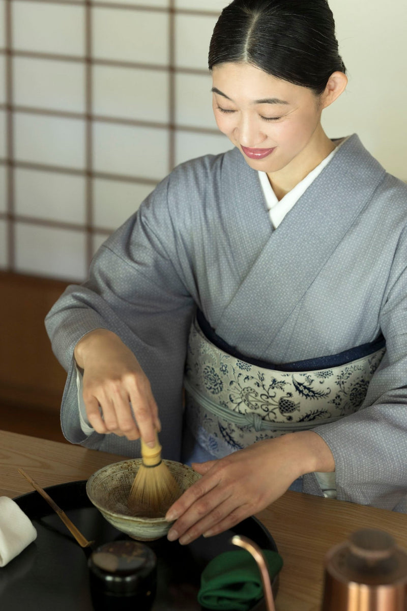 【受注終了】 博多織八寸名古屋帯 ペルシャ草花紋　白地にロイヤルブルー[紅衣オリジナル] - 木下着物研究所