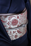 【新色/期限特典】 博多織八寸名古屋帯 ペルシャ草花紋　薄鼠地に深紅　[紅衣オリジナル] - 木下着物研究所
