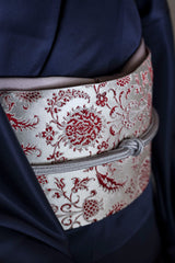 【新色/期限特典】 博多織八寸名古屋帯 ペルシャ草花紋　薄鼠地に深紅　[紅衣オリジナル] - 木下着物研究所