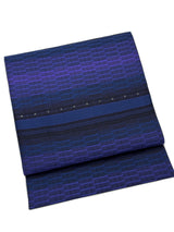 【SHOWROOM/先行ご紹介商品】【新色】見目麗しき帯！クールバージョン！博多織 九寸名古屋帯 紅間道 紺地濃淡に桔梗紫 - 木下着物研究所