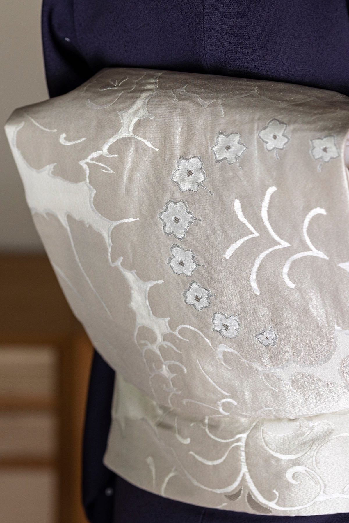 控えめなキラキラ生地　美品　織の花柄が素敵な名古屋帯 1010-823021_1200x.jpg?v=1722591114