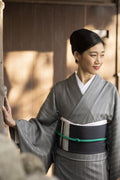 【期間限定/注文生産/8月25日まで】九寸名古屋帯 しけ引きと刺繍の融合 漆黒色 [紅衣オリジナル]　 - 木下着物研究所